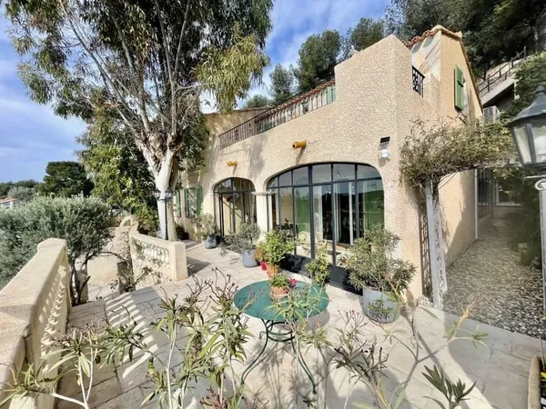 Villa de 200m2 marseille 13013, secteur chateau-gombert + piscine pool house et terrain de 1300m2