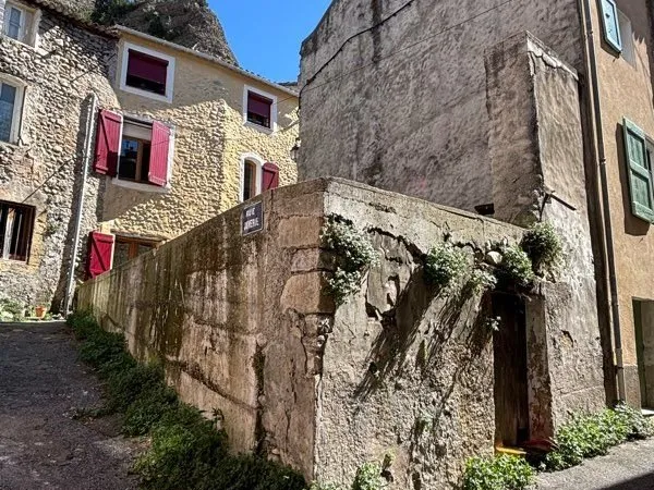 Maison de village à rebâtir