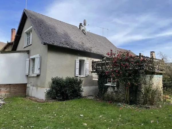 Charmante maison au bord de la rivière dans un village historique