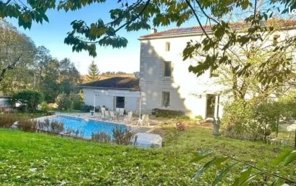 Maison 8 pièces de 250 m² à Montagnac-sur-Auvignon (47600)