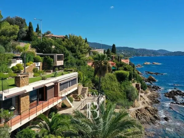 Exclusivité - Villa d'architecte - Pied dans l'eau - 4 Chambres - Piscine - Carport