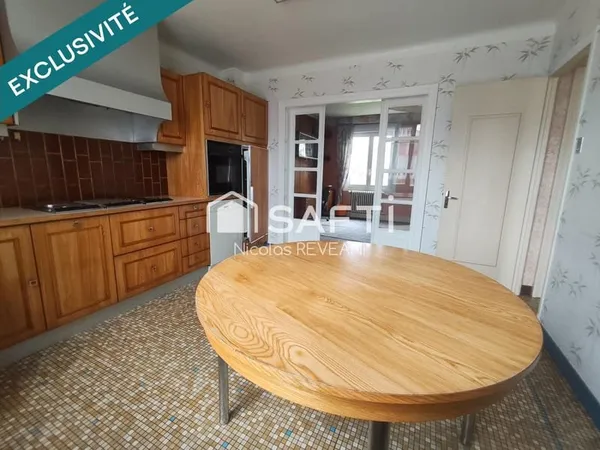 Grandes maison de campagne avec verdure.