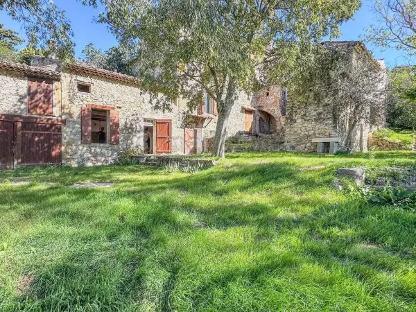 Mas du XVIe siècle à rénover de 437m² hameau des Borrys 84460...