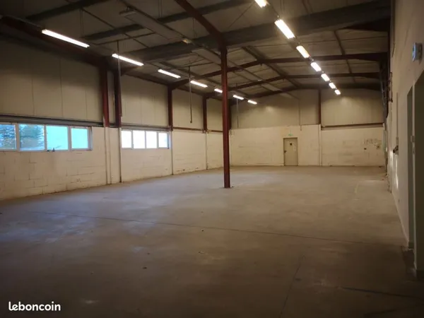 Grand Entrepôt /Atelier et des bureaux pour 414 m2 -Grenade 31330 - zone Artisanale PROXIMA derrière