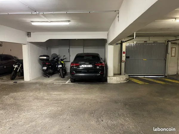 Place de parking moto / scooter