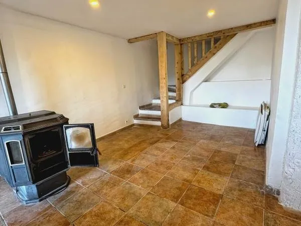 A vendre à Esparron, maison de village rénovée Type 5 avec terrasse et jardin