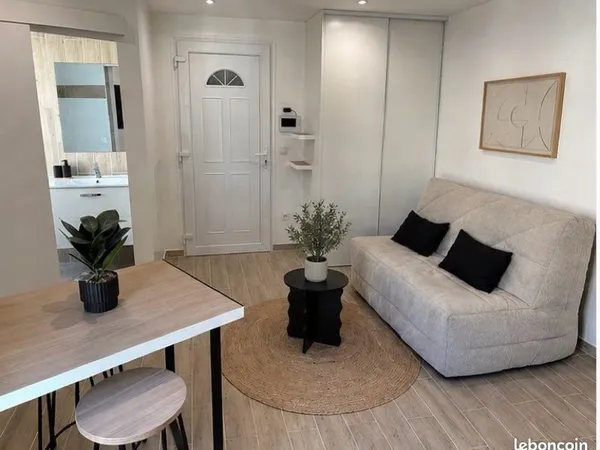 Beau studio meublé, refait à neuf , proche commerces