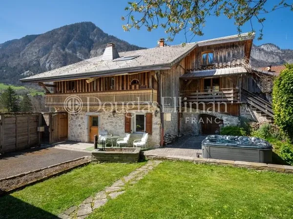 LE BIOT - Ferme rénovée de 6 chambres avec appartement indépendant et jardin