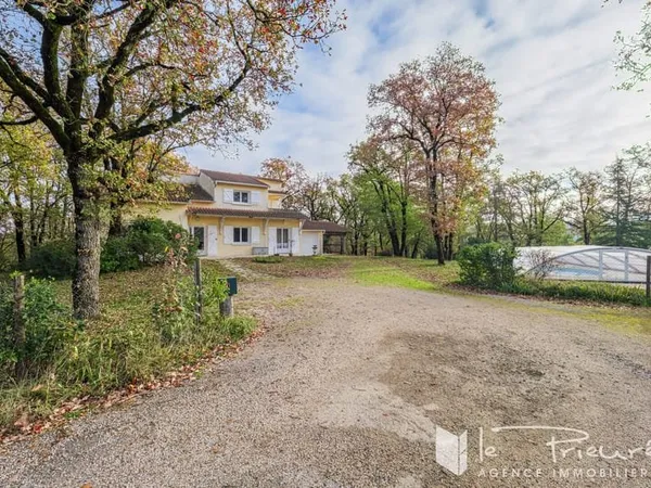 Grande maison familiale au calme avec piscine, bois privé et grand terrain