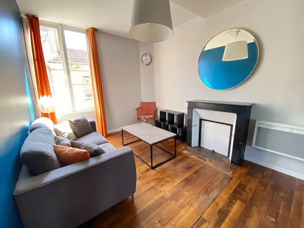 A LOUER APPARTEMENT MEUBLÉ TYPE 2 POITIERS PROCHE HYPER CENTRE GRAND RUE DANS IMMEUBLE CALME ET SECU