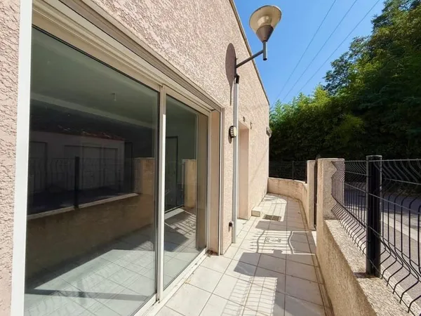 Appartement T3 en r-d-c avec petite terrasse