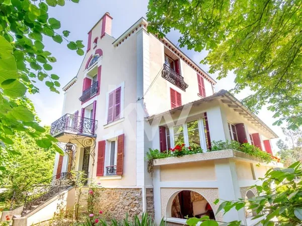Belle maison bourgeoise sur les bords de Marne calme et lumineus