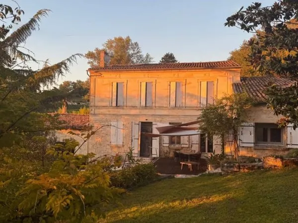 Maison en pierre XIXe rénovée avec vue Dordogne, gîte indépendant, terrain 4000 m2 et dépendances
