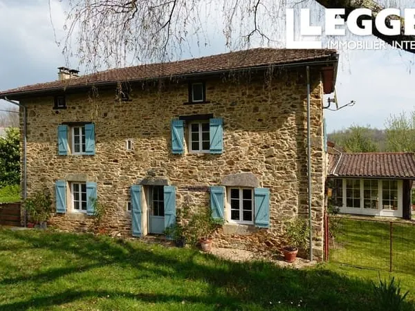 Une magnifique ferme en pierre de 4 chambres, entourée d'un vaste terrain, située dans un hameau idy