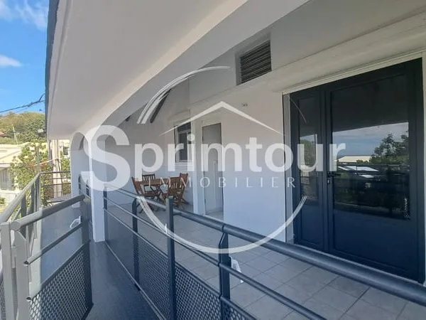 À louer Magnifique T3 rénové avec terrasse et vue mer