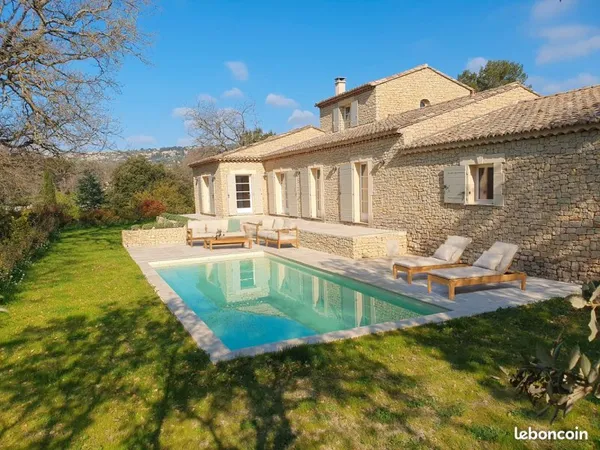 Maison en pierres récente de 210m² sur parcelle 1.500m² avec grande piscine chauffée