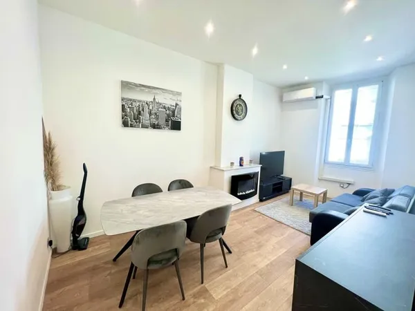 CANNES CENTRAL BANANE T2 DE 38M2 LUMINEUX REFAIT A NEUF