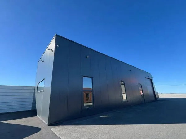 Entrepôt 168 m²