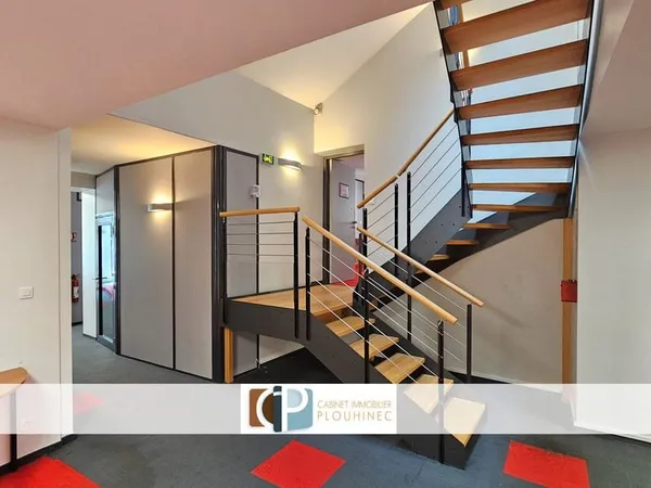 Local commercial avec bureaux et parkings en centre-ville!