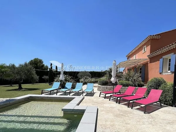 En exclusivité , A Saint Pierre de Vassols une villa avec une piscine vue Ventoux