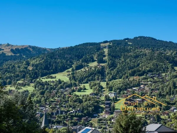 Terrain dominant le village