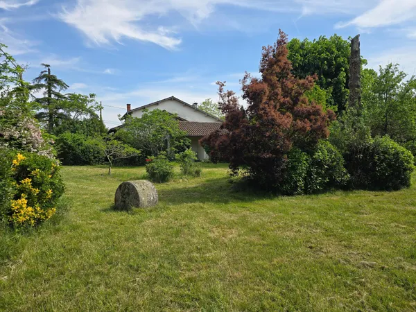 Maison familiale de 218 m² habitables sur 3000 m² de terrain arboré
