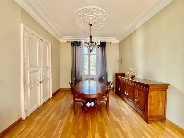 Maison 11 pièces 233 m²