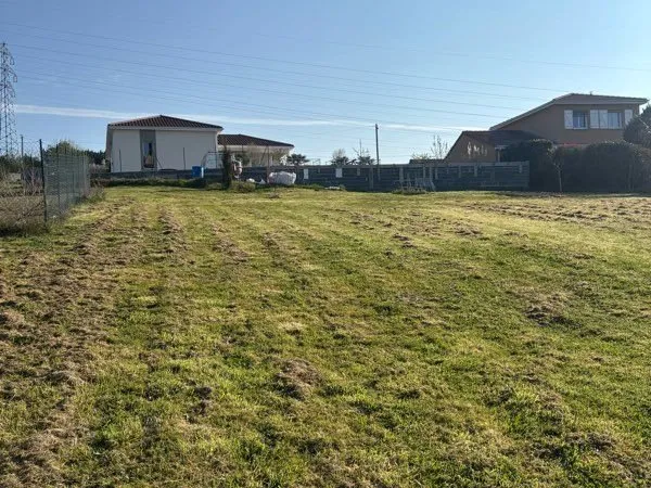 A vendre terrain de 2100 m2 dont 700 m2 de constructibles
