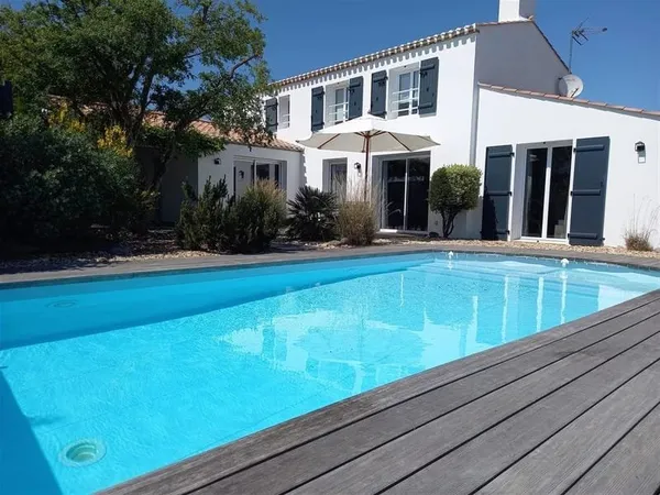 LE VIEIL - A 200 M DU BOURG ET 300 M DE LA PLAGE