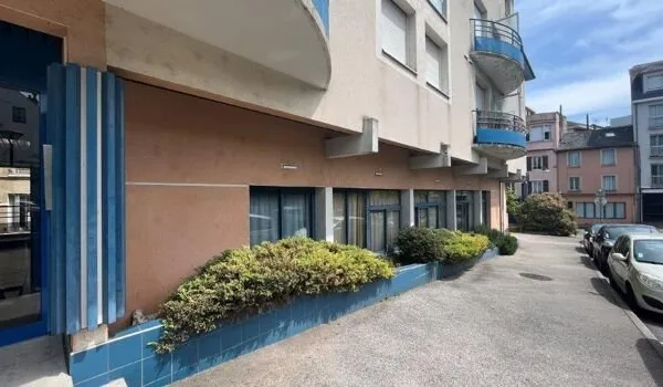 Local professionnel 251 m²