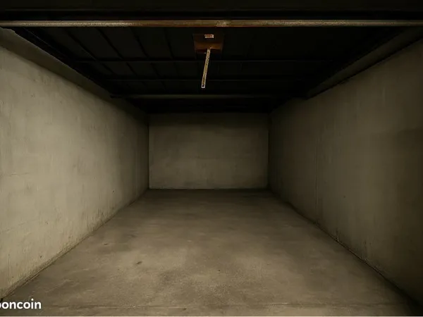 Garage sous terrain fermé Lyon 8