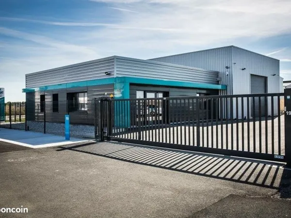 Dépôt avec bureaux local d'activité et stockage