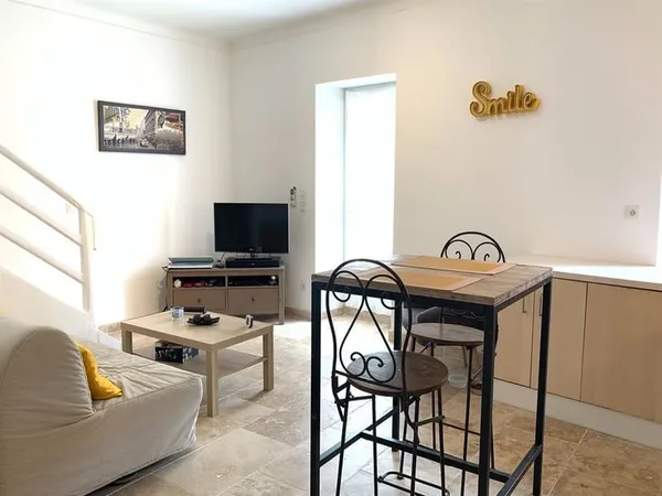 Entre Saint-Rémy-de-Provence et Avignon, Appartement 2 pièces, meublé, terrasse, garage, calme