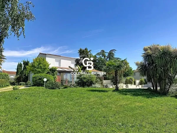 Maison Contemporaine : 5 Chambres, Piscine Chauffée et Panneaux Photovoltaïques à Saint-Georges-des-