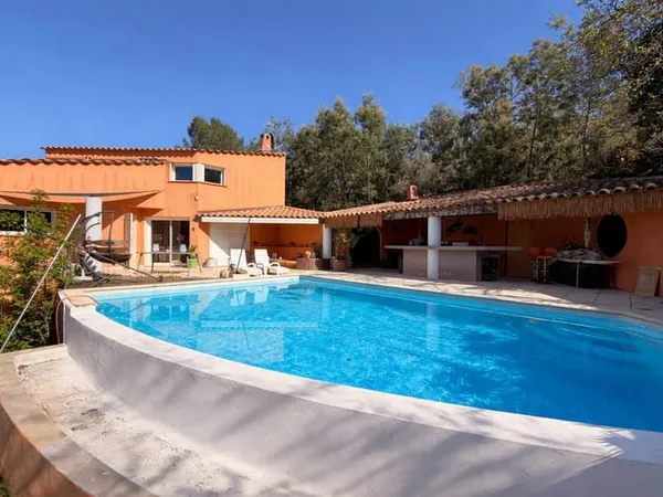 pierrefeu du var : Spacieuse Villa avec grand terrain et piscine
