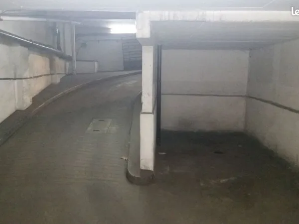 Place de parking rue des Pyrénées