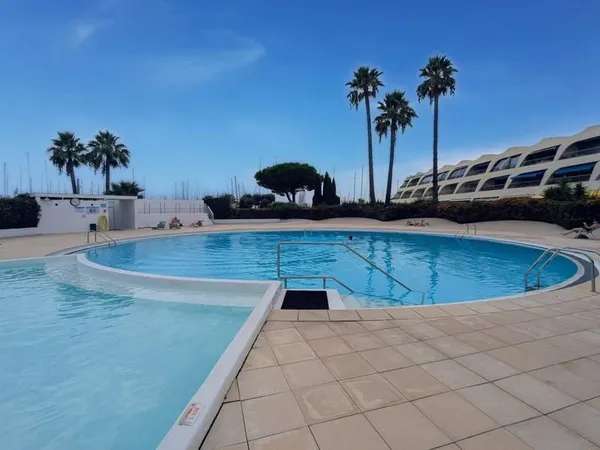 Charmant T2 avec terrasse et piscine à Port-Camargue