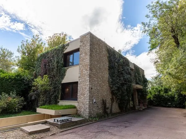 Maison 4 pièces 226 m²