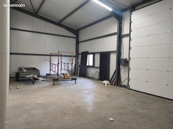 Local de stockage 72m2. Grande hauteur 5m