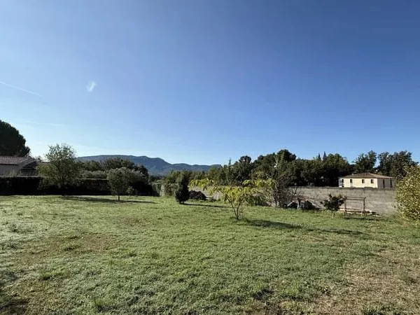 Terrain constructible de 908 m² à deux pas du village