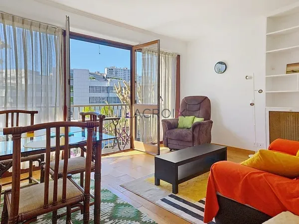 2 pièces meublé avec balcon proche commerces.