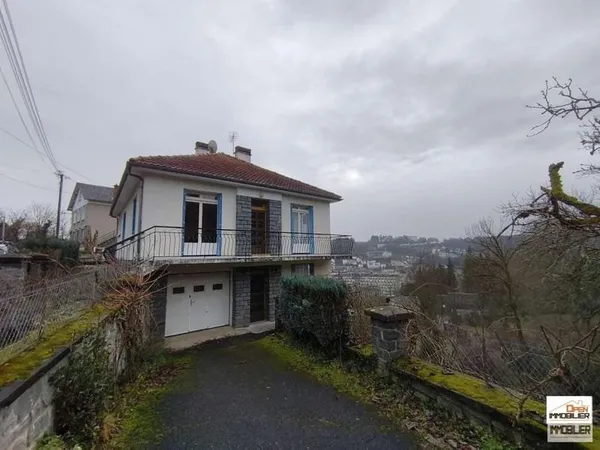 Maison en position dominante comprenant 3 logements indépendants avec garage et jardin