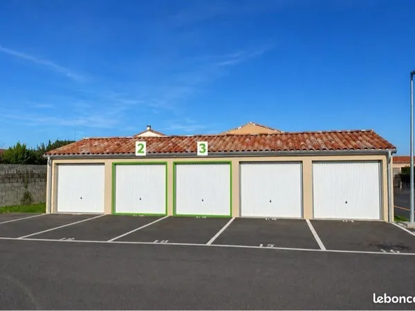 Garages fermés + places de parking - La Salvetat-Saint-Gilles