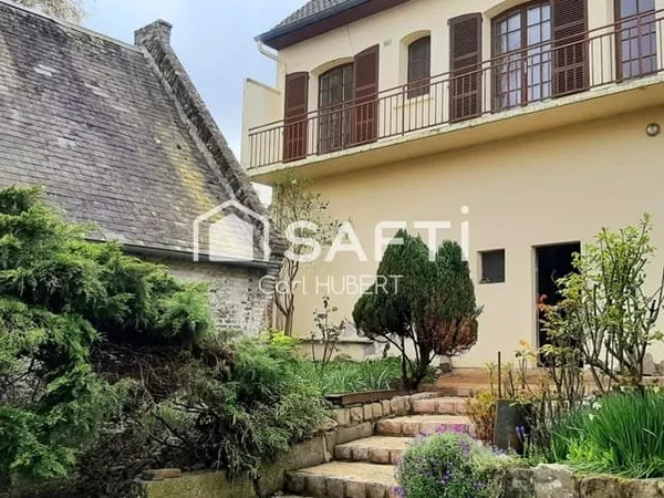 Grand pavillon de 300 m2 offrant un beau potentiel