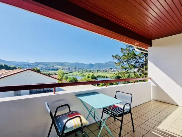 T3 lumineux avec terrasse et piscine