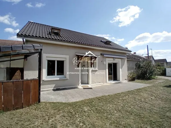 Vue sur l'espace extérieur, avec son chalet en bois de 20 m2 et