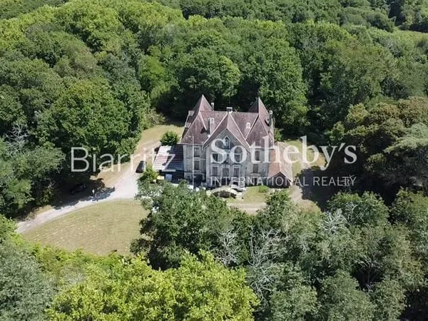 À Vendre - Château de Caractère à Rénover aux Portes de Bayonne