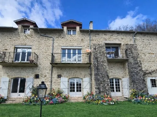 Ensemble immobilier en pierre, avec étang, 2.3 hectares de terrain, dépendances, vue