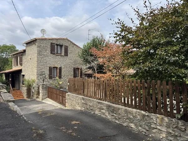 Maison avec jardin, cour, garage et appartement