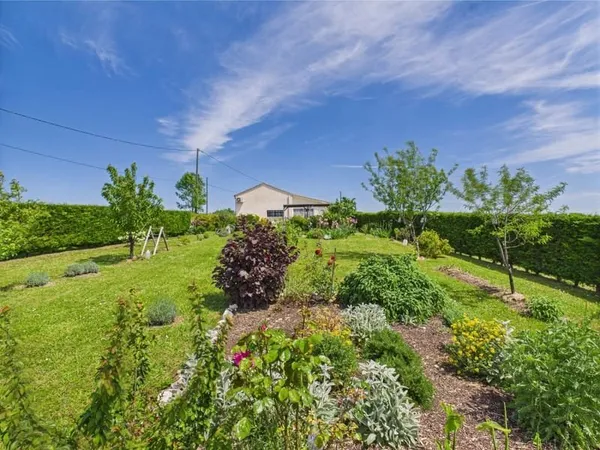Jolie maison de plain pied avec grand terrain à deux pas d'une belle bastide